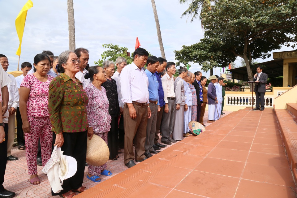 Hàng trăm cựu binh tưởng niệm liệt sĩ hy sinh ở đảo Cồn Cỏ - 2 Hàng trăm cựu binh tưởng niệm liệt sĩ hy sinh ở đảo Cồn Cỏ - 2