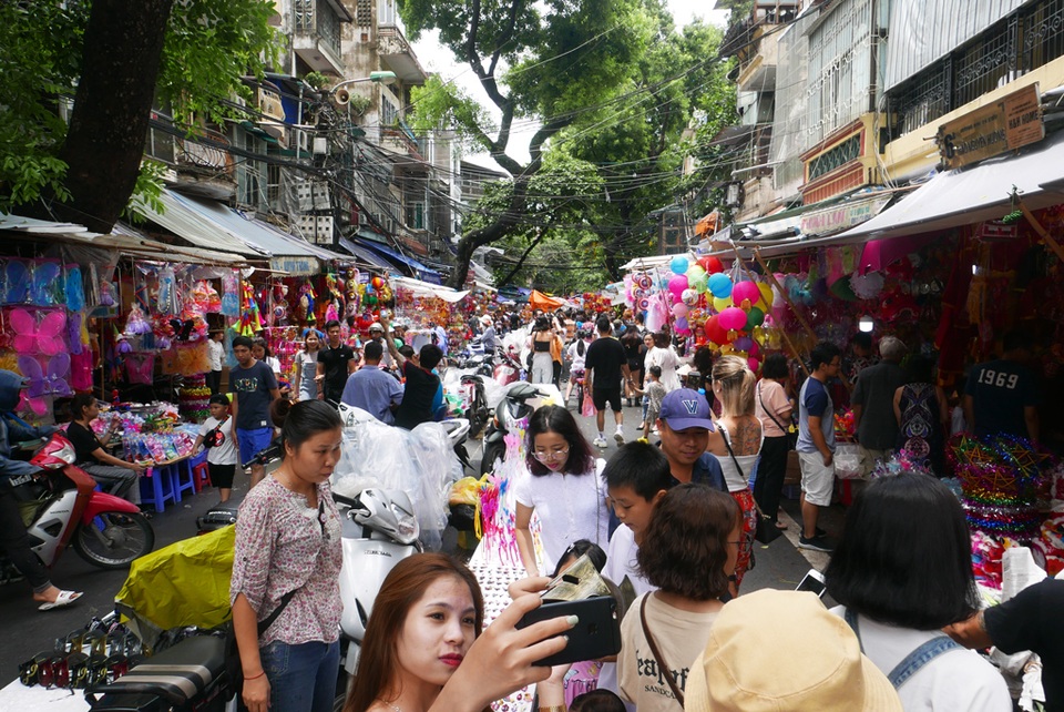 Đông nghịt người đi chơi chợ Trung thu phố cổ Hà Nội - 3 Đông nghịt người đi chơi chợ Trung thu phố cổ Hà Nội - 3