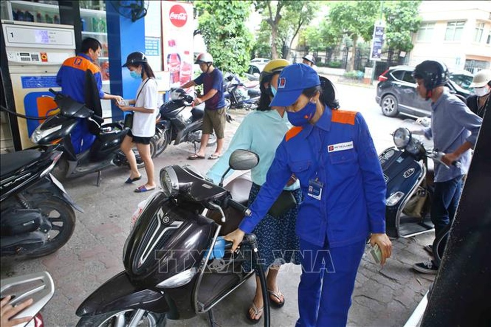 Bộ Giao thông bác bỏ quan điểm “bán xăng cho phụ nữ là tội ác” - 1 Bộ Giao thông bác bỏ quan điểm “bán xăng cho phụ nữ là tội ác” - 1