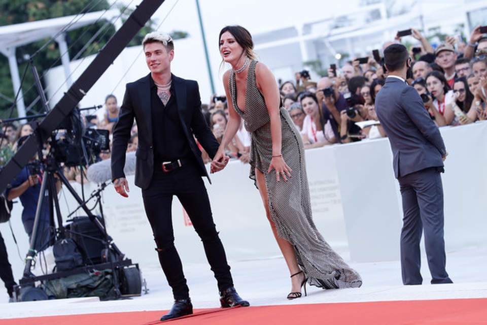 Bella Thorne đẹp quyến rũ với váy xẻ gợi cảm - 8 Bella Thorne đẹp quyến rũ với váy xẻ gợi cảm - 8