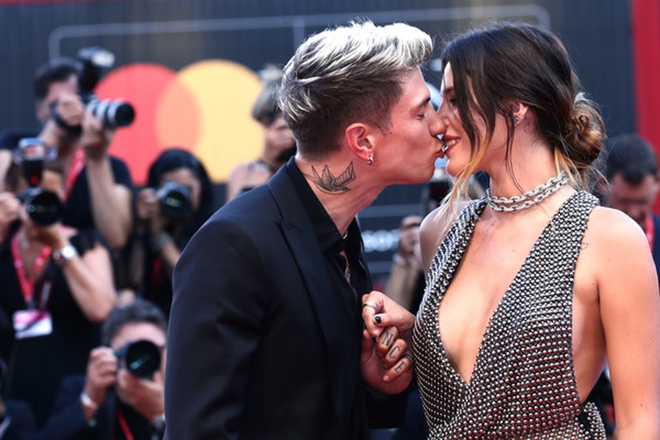 Bella Thorne đẹp quyến rũ với váy xẻ gợi cảm - 2 Bella Thorne đẹp quyến rũ với váy xẻ gợi cảm - 2