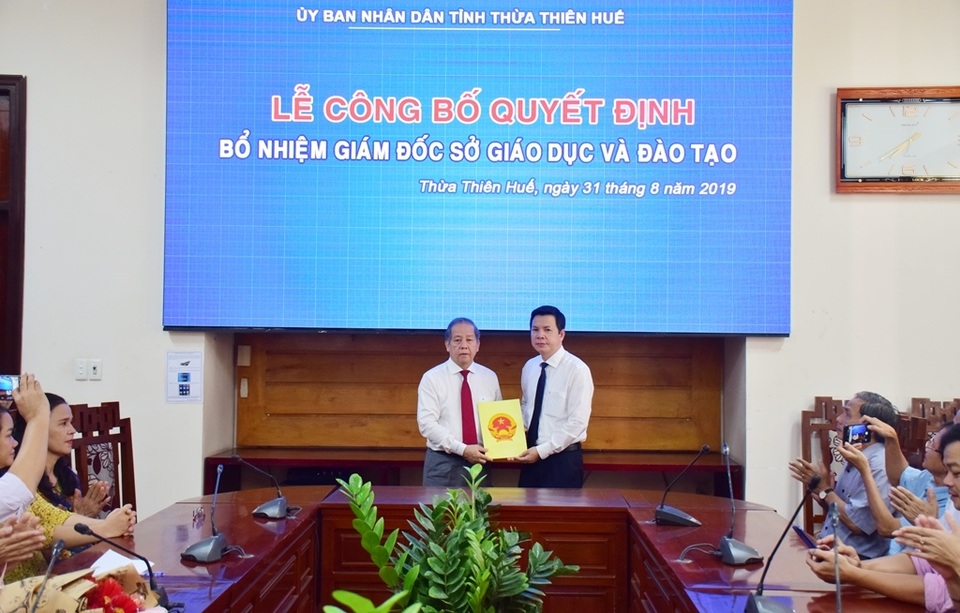 Thừa Thiên Huế có tân Giám đốc Sở Giáo dục và Đào tạo - 1 Thừa Thiên Huế có tân Giám đốc Sở Giáo dục và Đào tạo - 1