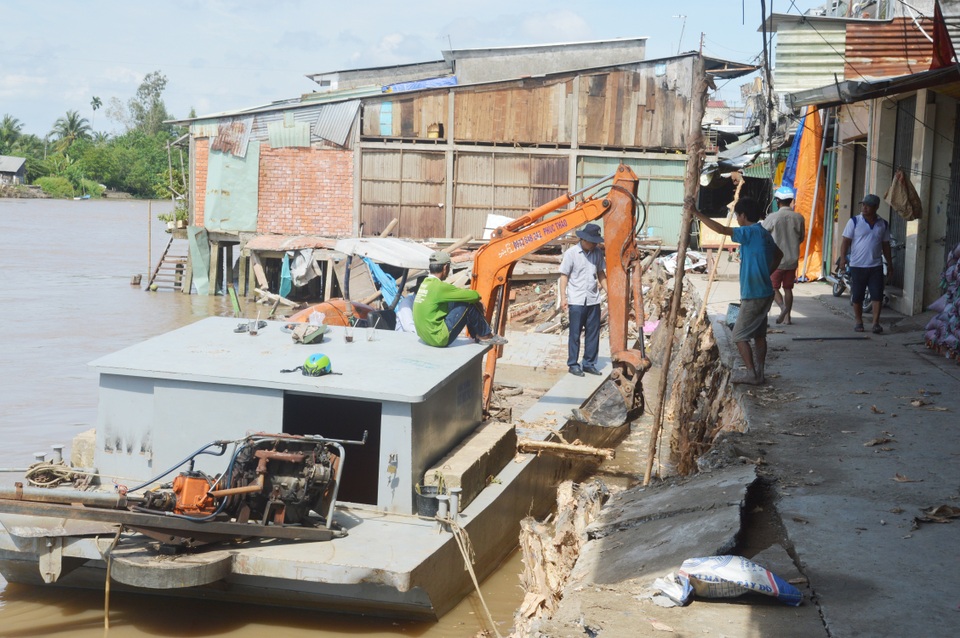 Sạt lở nuốt 9 căn nhà dân, đe dọa nhiều căn nhà khác - 3