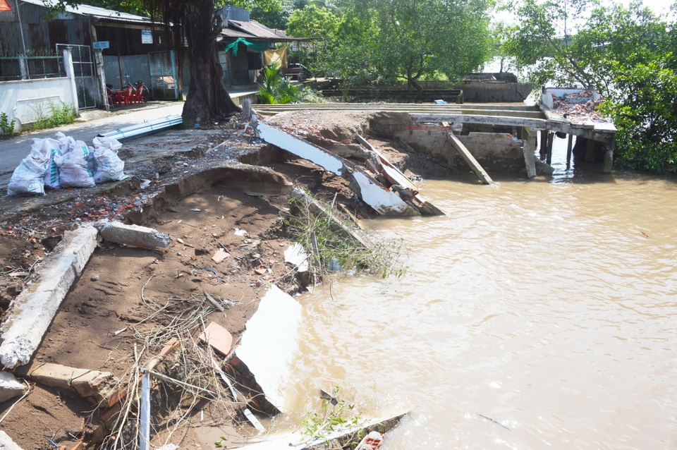 Sạt lở nuốt 9 căn nhà dân, đe dọa nhiều căn nhà khác - 1