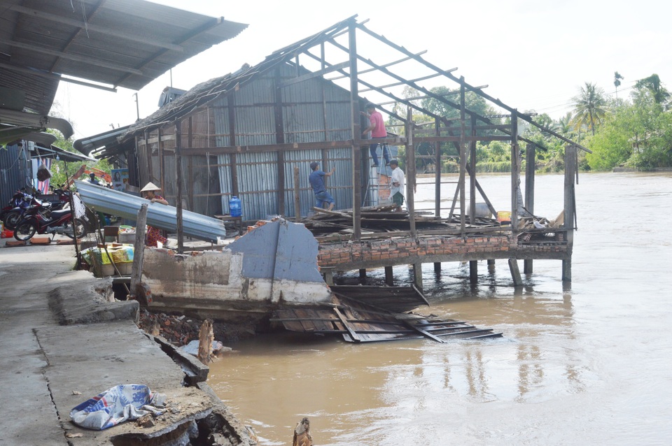 Sạt lở nuốt 9 căn nhà dân, đe dọa nhiều căn nhà khác - 2