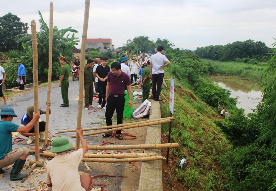 Xuất hiện vết sạt nguy hiểm trên đê hữu sông Chu - 6 Xuất hiện vết sạt nguy hiểm trên đê hữu sông Chu - 6