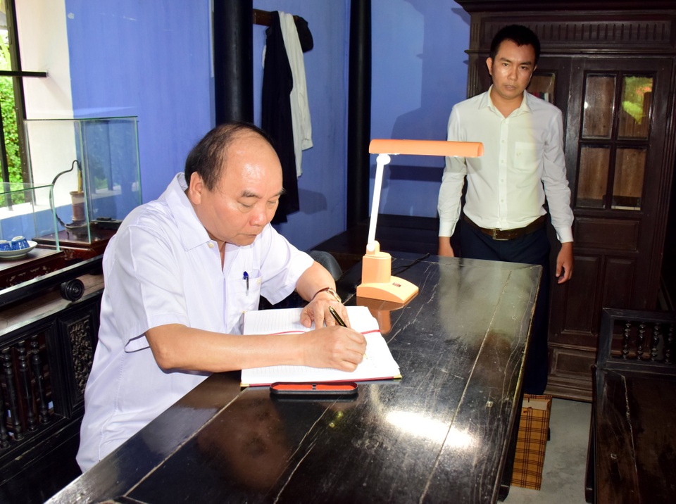 Thủ tướng thăm Nhà lưu niệm Chủ tịch Hồ Chí Minh tại Huế - 6 Thủ tướng thăm Nhà lưu niệm Chủ tịch Hồ Chí Minh tại Huế - 6