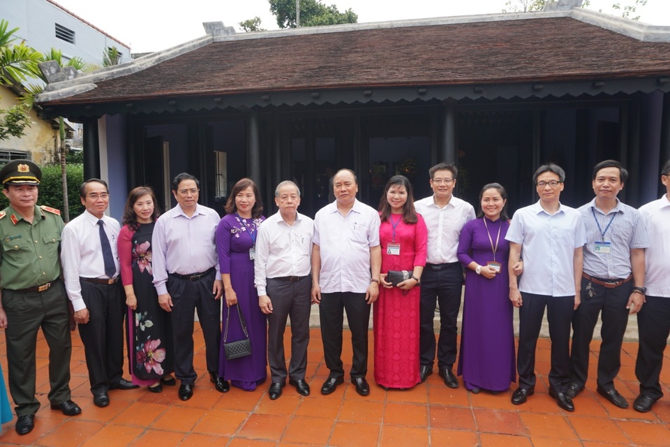 Thủ tướng thăm Nhà lưu niệm Chủ tịch Hồ Chí Minh tại Huế - 7 Thủ tướng thăm Nhà lưu niệm Chủ tịch Hồ Chí Minh tại Huế - 7