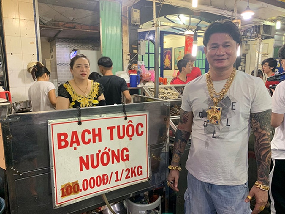 Ông chủ ở Sài Gòn đeo 100 lượng vàng trị giá 4 tỷ đồng chỉ để bán ốc - 1 Ông chủ ở Sài Gòn đeo 100 lượng vàng trị giá 4 tỷ đồng chỉ để bán ốc - 1