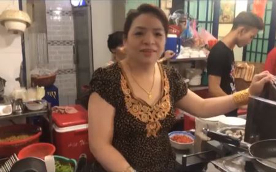 Ông chủ ở Sài Gòn đeo 100 lượng vàng trị giá 4 tỷ đồng chỉ để bán ốc - 2 Ông chủ ở Sài Gòn đeo 100 lượng vàng trị giá 4 tỷ đồng chỉ để bán ốc - 2