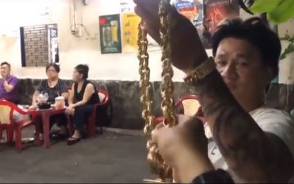 Ông chủ ở Sài Gòn đeo 100 lượng vàng trị giá 4 tỷ đồng chỉ để bán ốc - 3 Ông chủ ở Sài Gòn đeo 100 lượng vàng trị giá 4 tỷ đồng chỉ để bán ốc - 3