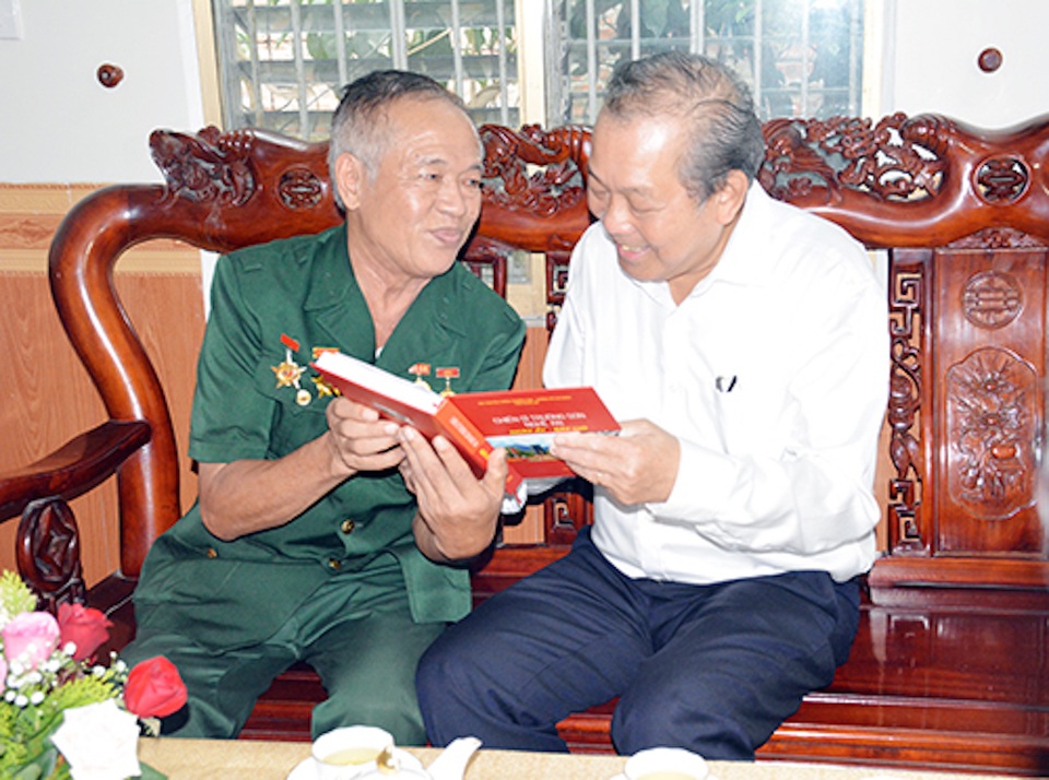 Phó Thủ tướng Trương Hòa Bình thăm, tặng quà cho gia đình chính sách - 2 Phó Thủ tướng Trương Hòa Bình thăm, tặng quà cho gia đình chính sách - 2