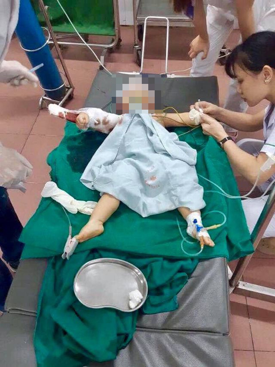 Nhân chứng kể lại giây phút anh trai truy sát cả nhà em trai - 5 Nhân chứng kể lại giây phút anh trai truy sát cả nhà em trai - 5