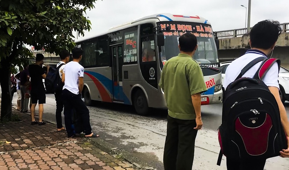 Hà Nội: Xe dù, bến cóc hoành hành dịp nghỉ lễ - 9 Hà Nội: Xe dù, bến cóc hoành hành dịp nghỉ lễ - 9
