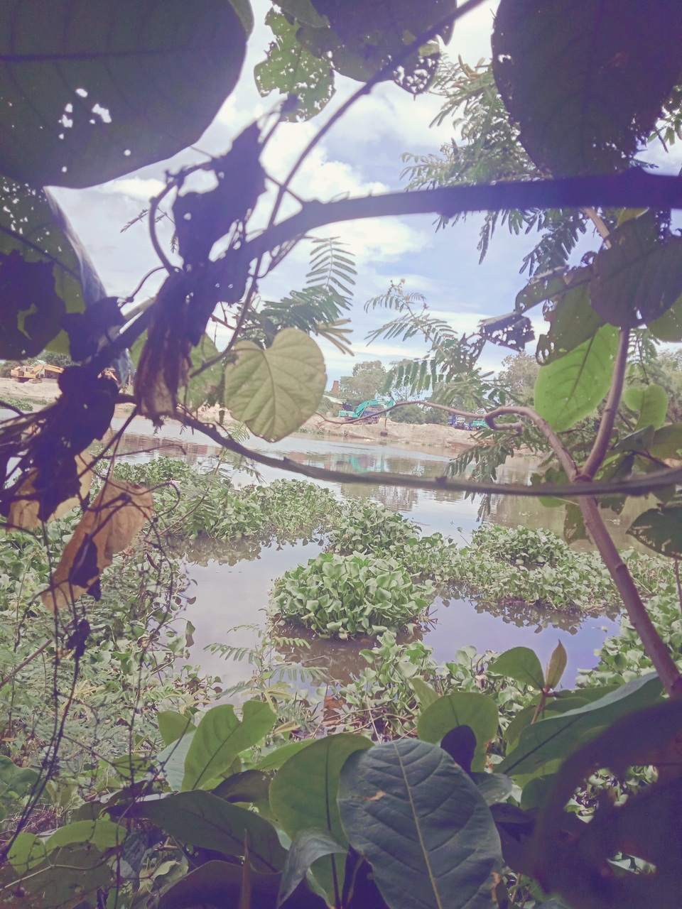 Bến cát trái phép hoạt động trong ngày lễ