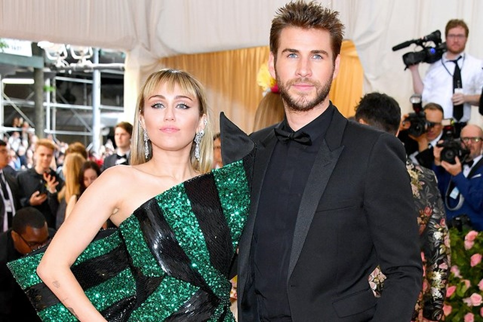 Miley Cyrus ra phố cùng bạn gái tin đồn - 6 Miley Cyrus ra phố cùng bạn gái tin đồn - 6