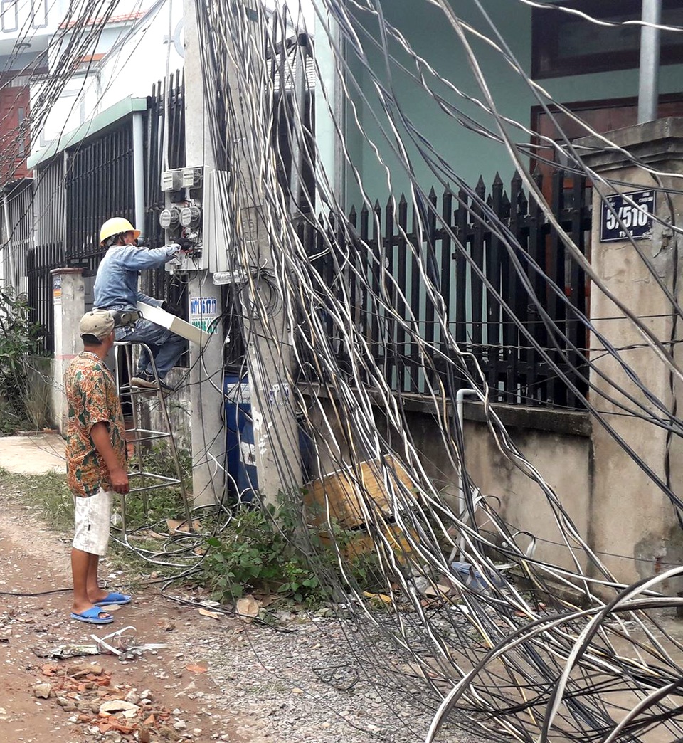 Xe tải tông đổ 4 cột điện, hàng trăm hộ dân mất điện - 2 Xe tải tông đổ 4 cột điện, hàng trăm hộ dân mất điện - 2