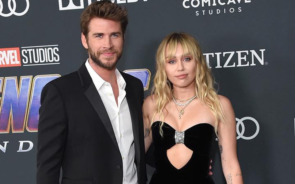 Miley Cyrus ra phố cùng bạn gái tin đồn - 8 Miley Cyrus ra phố cùng bạn gái tin đồn - 8