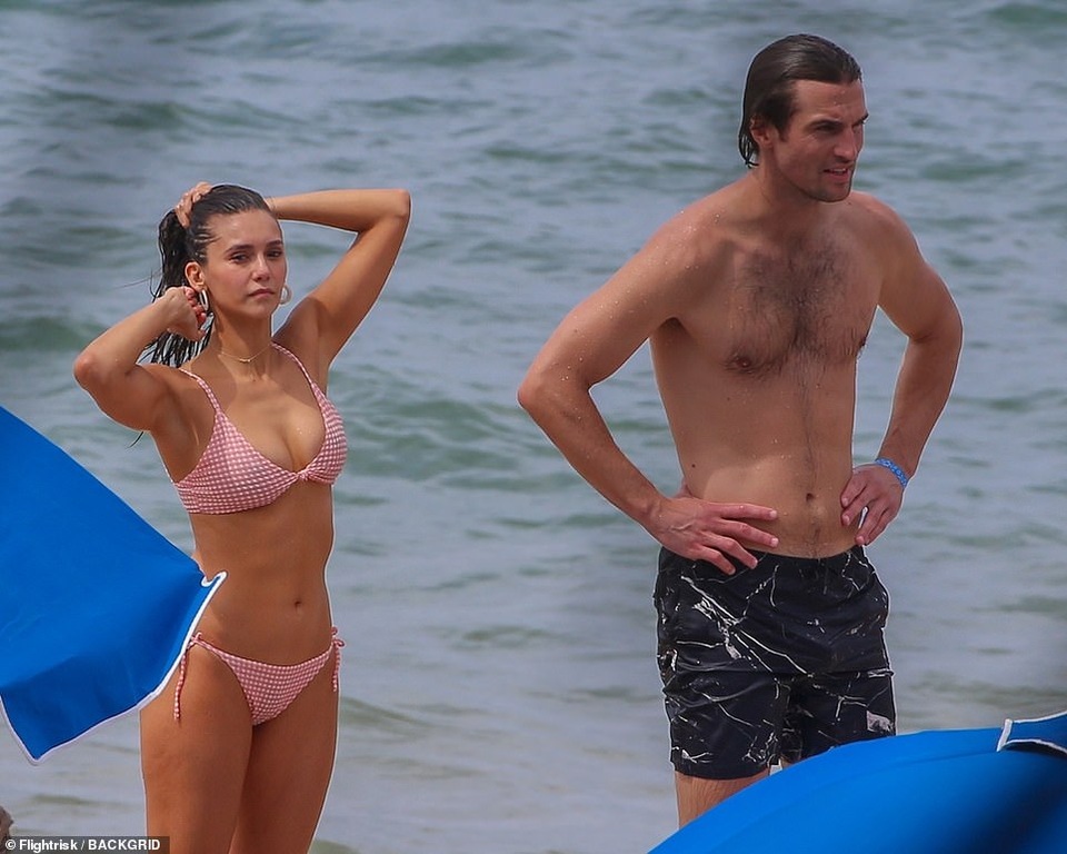 Nina Dobrev đi nghỉ mát cùng bạn trai - 3