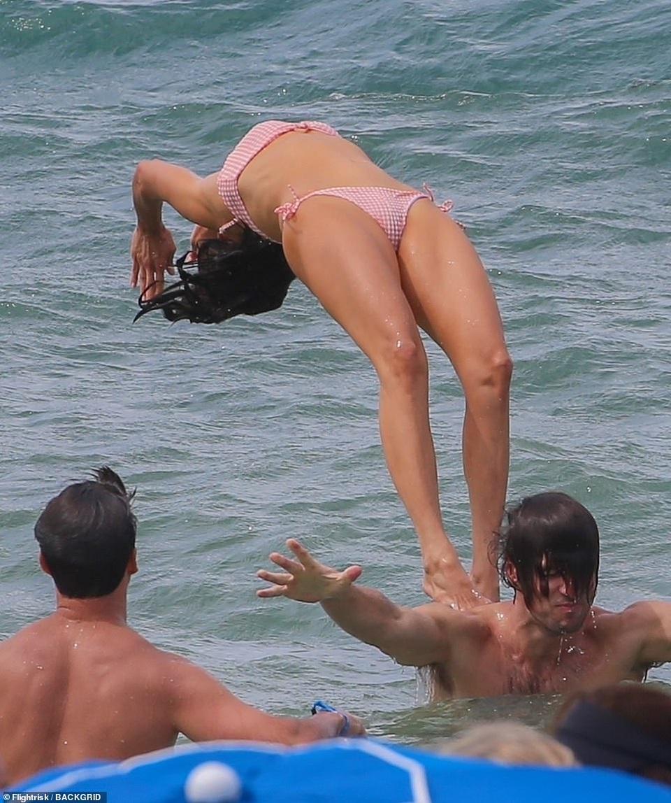 Nina Dobrev đi nghỉ mát cùng bạn trai - 7