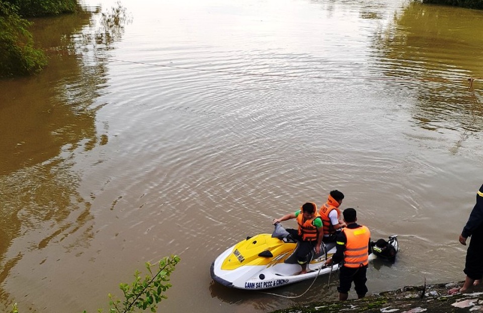 Taxi lao xuống sông, 2 người mất tích trong dòng nước lũ - 5 Taxi lao xuống sông, 2 người mất tích trong dòng nước lũ - 5
