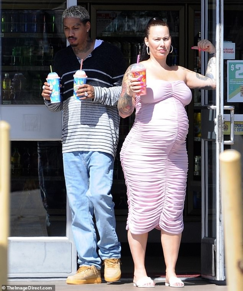 Mang bầu hơn 8 tháng, Amber Rose vẫn diện váy bó sát - 2 Mang bầu hơn 8 tháng, Amber Rose vẫn diện váy bó sát - 2