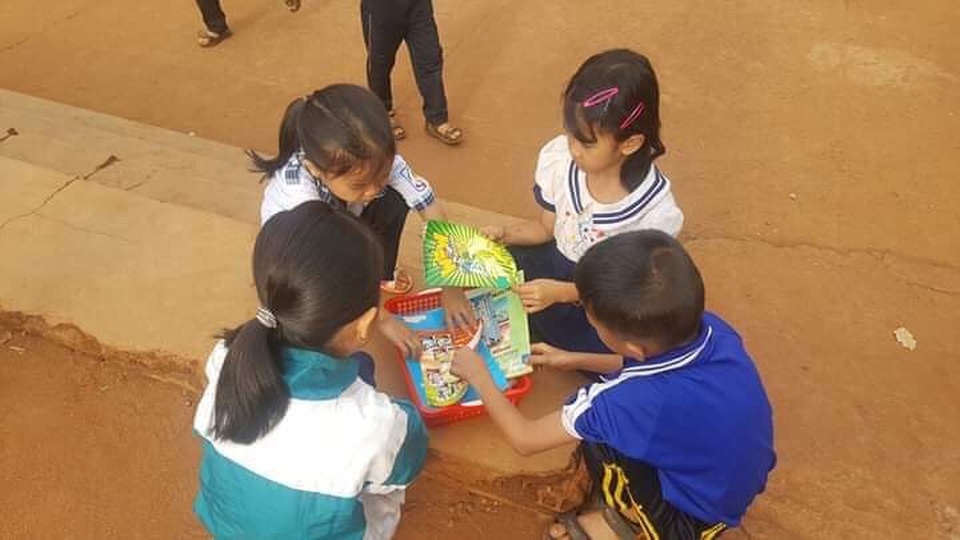Thiết thực dự án “Thư viện về buôn” cho trẻ em nghèo - 4 Thiết thực dự án “Thư viện về buôn” cho trẻ em nghèo - 4