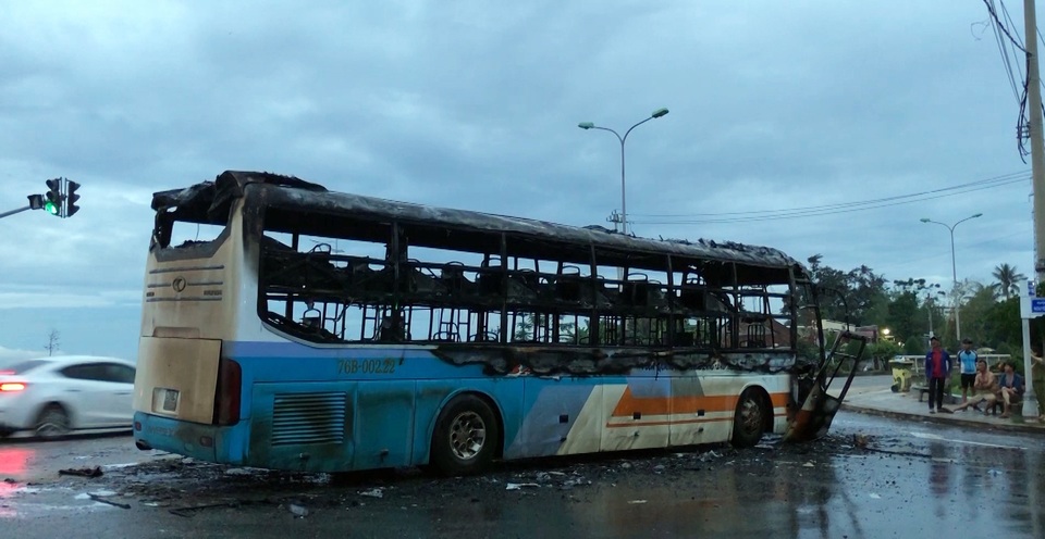 Xe khách cháy trơ khung khi đang lưu thông - 3 Xe khách cháy trơ khung khi đang lưu thông - 3