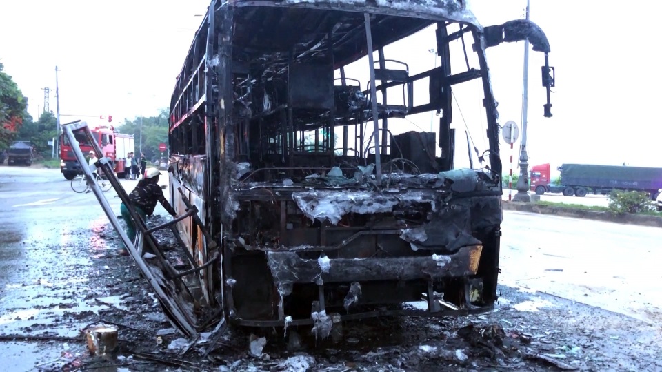 Xe khách cháy trơ khung khi đang lưu thông - 1 Xe khách cháy trơ khung khi đang lưu thông - 1