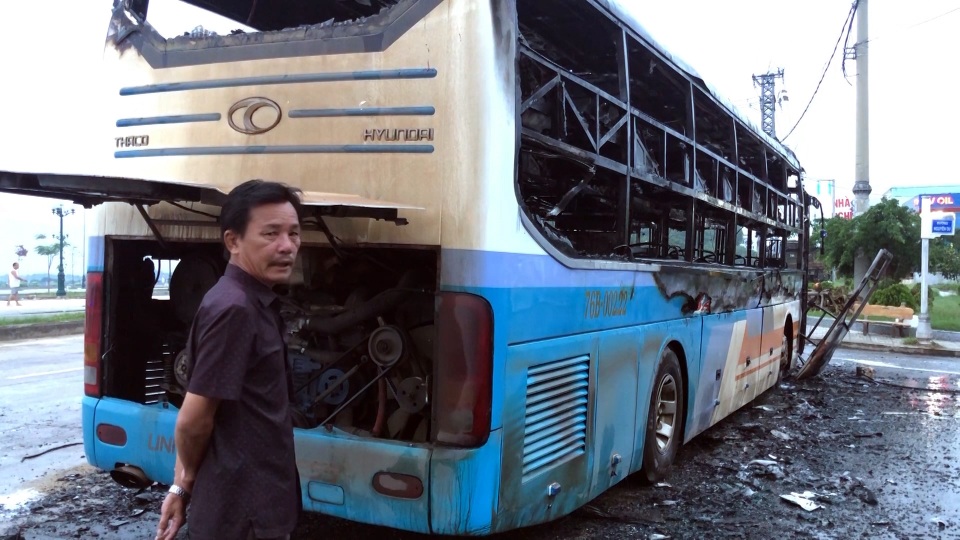 Xe khách cháy trơ khung khi đang lưu thông - 2 Xe khách cháy trơ khung khi đang lưu thông - 2