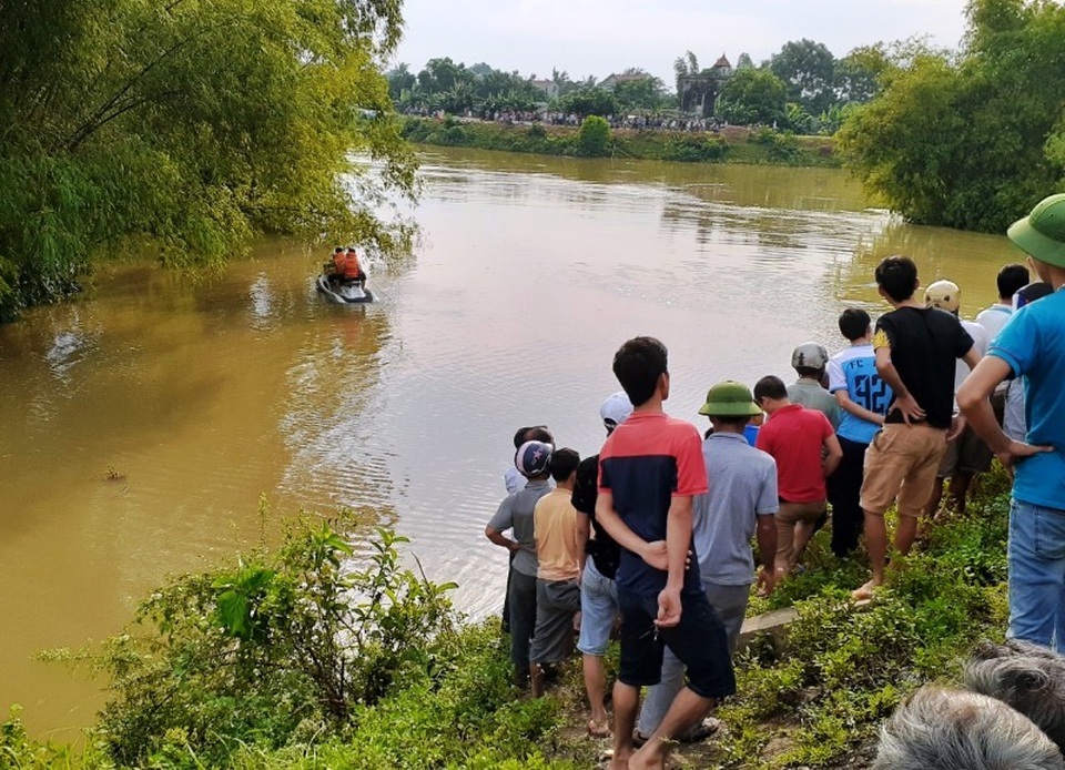 Taxi lao xuống sông, 2 người mất tích trong dòng nước lũ - 3 Taxi lao xuống sông, 2 người mất tích trong dòng nước lũ - 3