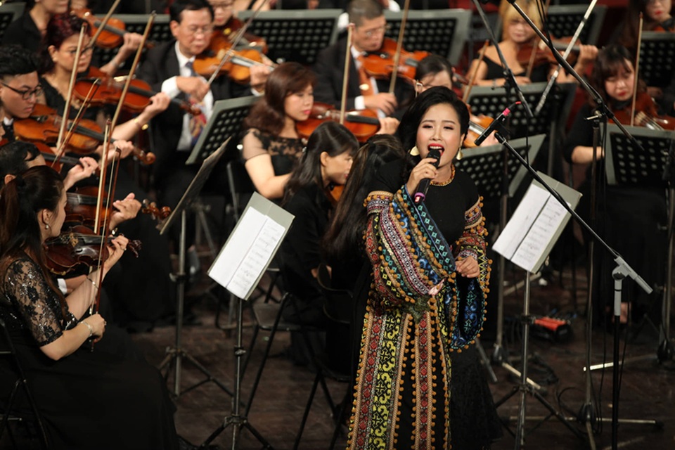 Tùng Dương “bùng nổ” với bản rock của Trần Lập ở Hoà nhạc ngày 2/9 - 7 Tùng Dương “bùng nổ” với bản rock của Trần Lập ở Hoà nhạc ngày 2/9 - 7