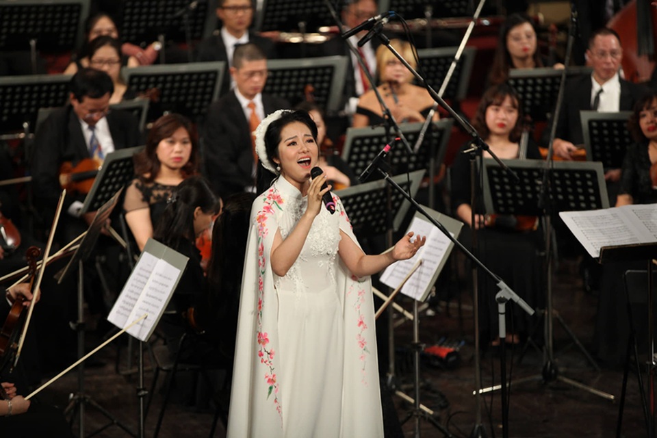 Tùng Dương “bùng nổ” với bản rock của Trần Lập ở Hoà nhạc ngày 2/9 - 10 Tùng Dương “bùng nổ” với bản rock của Trần Lập ở Hoà nhạc ngày 2/9 - 10