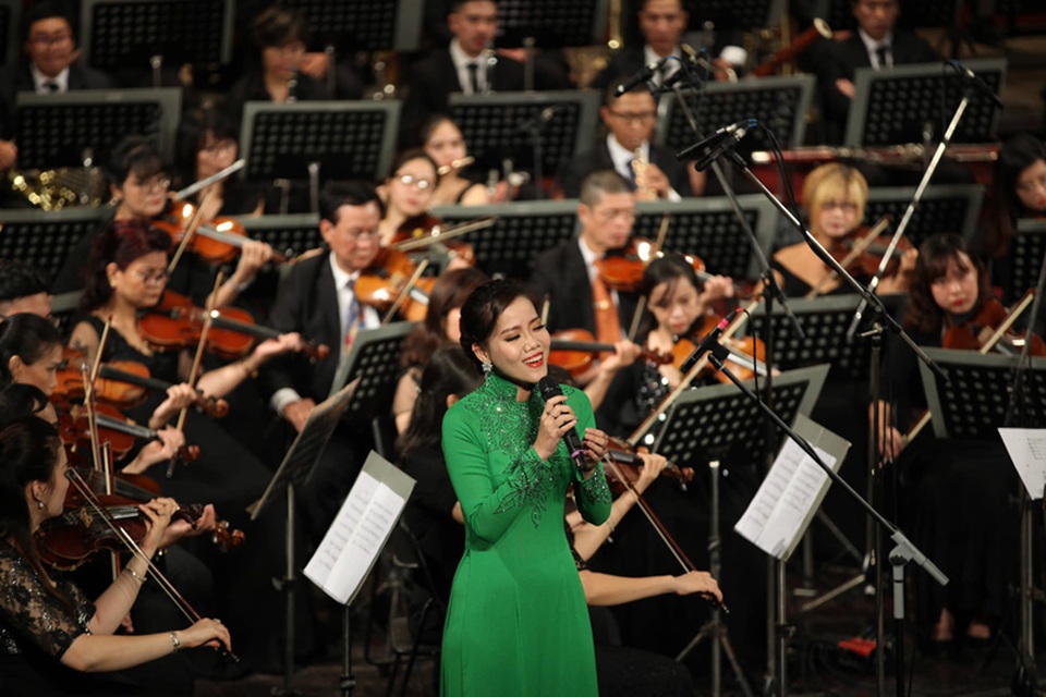 Tùng Dương “bùng nổ” với bản rock của Trần Lập ở Hoà nhạc ngày 2/9 - 11 Tùng Dương “bùng nổ” với bản rock của Trần Lập ở Hoà nhạc ngày 2/9 - 11