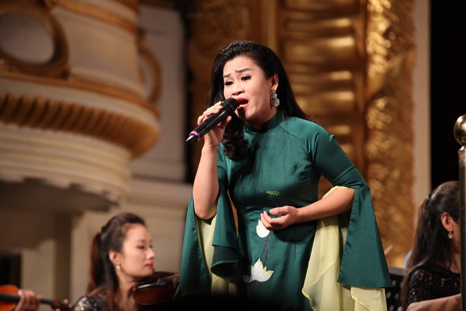 Tùng Dương “bùng nổ” với bản rock của Trần Lập ở Hoà nhạc ngày 2/9 - 6 Tùng Dương “bùng nổ” với bản rock của Trần Lập ở Hoà nhạc ngày 2/9 - 6