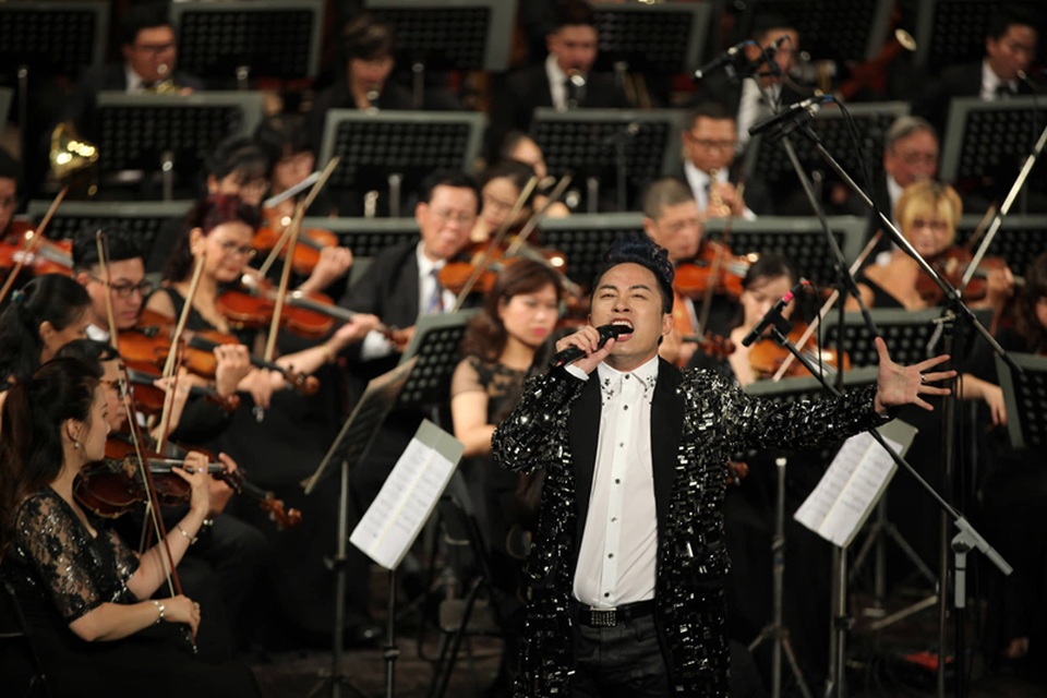 Tùng Dương “bùng nổ” với bản rock của Trần Lập ở Hoà nhạc ngày 2/9 - 4 Tùng Dương “bùng nổ” với bản rock của Trần Lập ở Hoà nhạc ngày 2/9 - 4