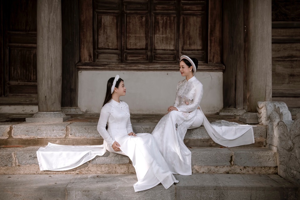 NSƯT Chiều Xuân và con gái út đẹp dịu dàng trong tà áo dài - 5 NSƯT Chiều Xuân và con gái út đẹp dịu dàng trong tà áo dài - 5