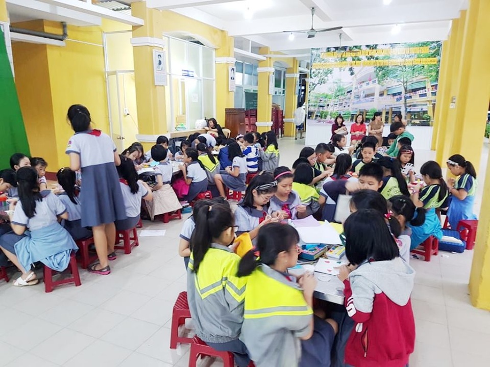 Học sinh cấp 1 làm hàng trăm túi giấy để bảo vệ môi trường - 1 Học sinh cấp 1 làm hàng trăm túi giấy để bảo vệ môi trường - 1