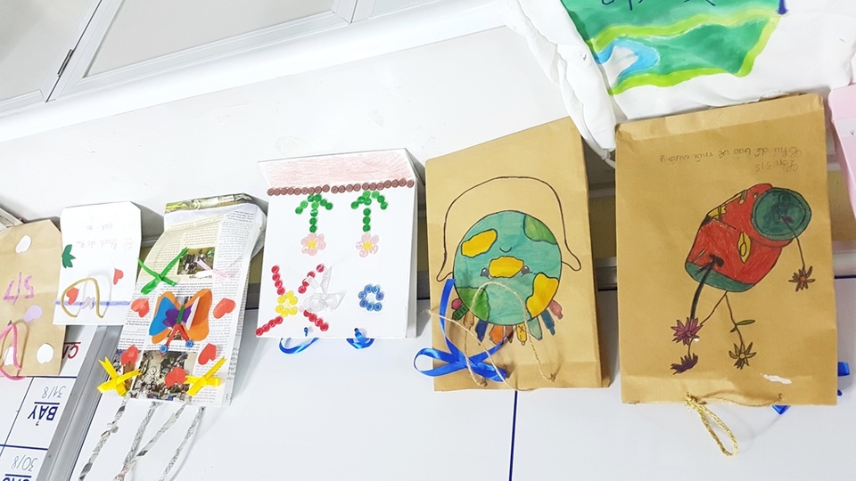 Học sinh cấp 1 làm hàng trăm túi giấy để bảo vệ môi trường - 3 Học sinh cấp 1 làm hàng trăm túi giấy để bảo vệ môi trường - 3