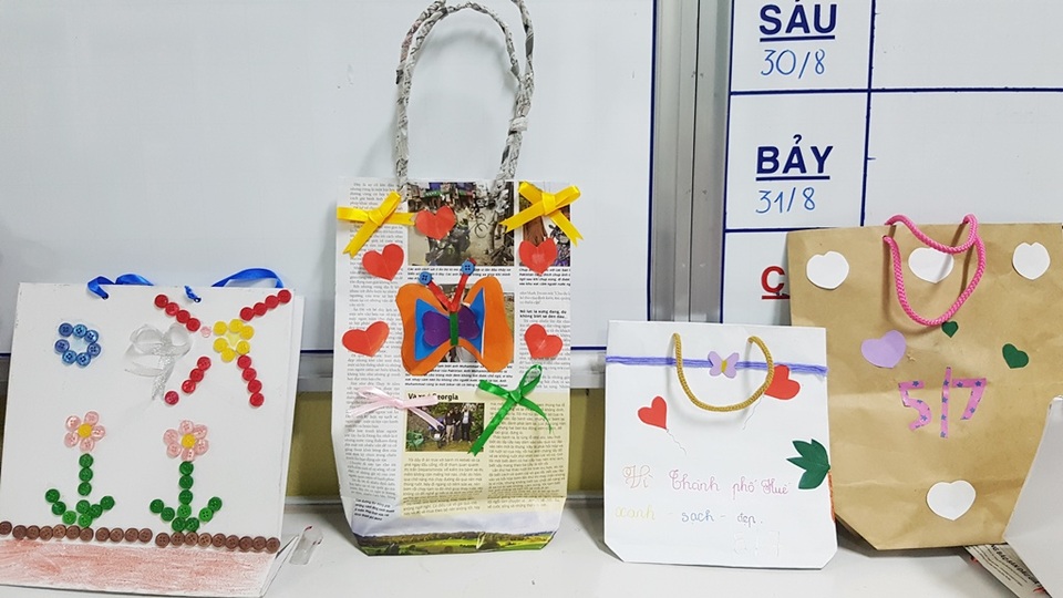 Học sinh cấp 1 làm hàng trăm túi giấy để bảo vệ môi trường - 9 Học sinh cấp 1 làm hàng trăm túi giấy để bảo vệ môi trường - 9