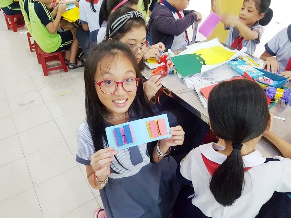 Học sinh cấp 1 làm hàng trăm túi giấy để bảo vệ môi trường - 2 Học sinh cấp 1 làm hàng trăm túi giấy để bảo vệ môi trường - 2