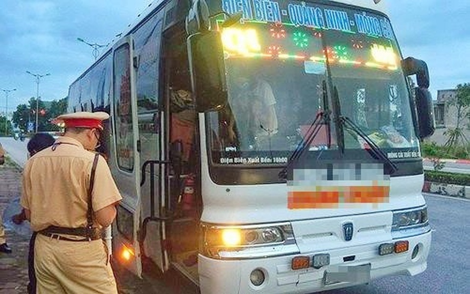 Xe 45 chỗ “nhồi” 87 khách, chủ xe và lái xe bị phạt 120 triệu đồng - 1