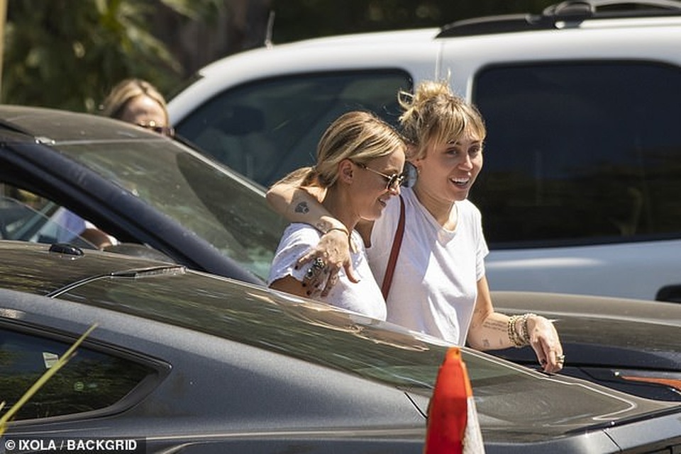 Miley Cyrus ra phố cùng bạn gái tin đồn - 1 Miley Cyrus ra phố cùng bạn gái tin đồn - 1