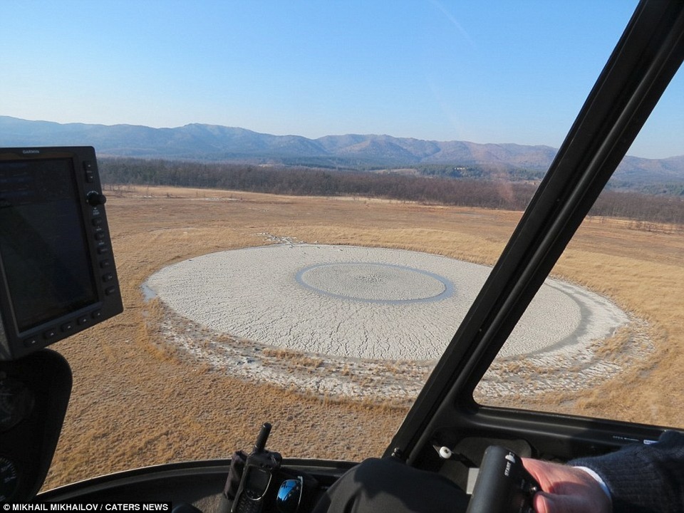 Ngọn núi lửa kỳ lạ giống hệt mắt người khổng lồ - 1 Ngọn núi lửa kỳ lạ giống hệt mắt người khổng lồ - 1