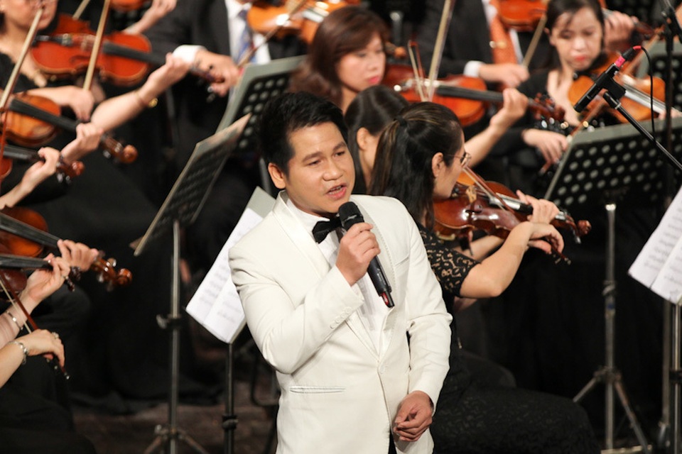 Tùng Dương “bùng nổ” với bản rock của Trần Lập ở Hoà nhạc ngày 2/9 - 12 Tùng Dương “bùng nổ” với bản rock của Trần Lập ở Hoà nhạc ngày 2/9 - 12