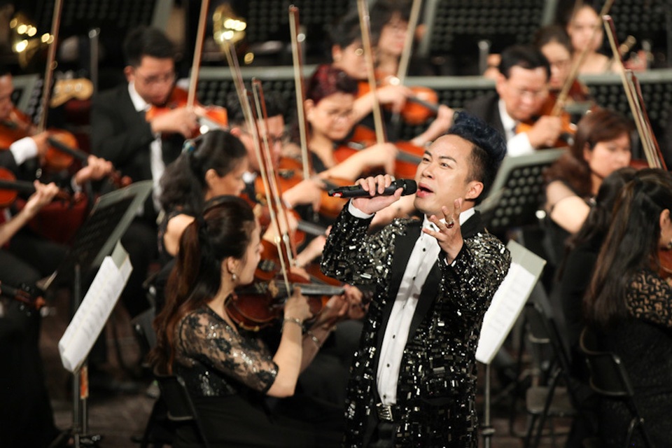 Tùng Dương “bùng nổ” với bản rock của Trần Lập ở Hoà nhạc ngày 2/9 - 5 Tùng Dương “bùng nổ” với bản rock của Trần Lập ở Hoà nhạc ngày 2/9 - 5