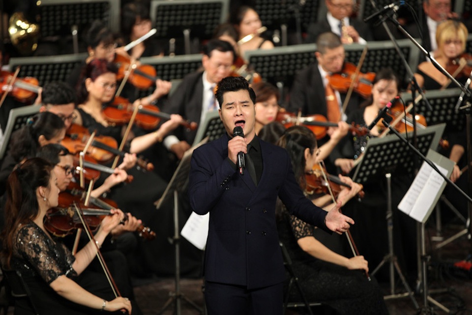Tùng Dương “bùng nổ” với bản rock của Trần Lập ở Hoà nhạc ngày 2/9 - 13 Tùng Dương “bùng nổ” với bản rock của Trần Lập ở Hoà nhạc ngày 2/9 - 13