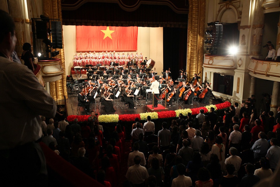Tùng Dương “bùng nổ” với bản rock của Trần Lập ở Hoà nhạc ngày 2/9 - 1 Tùng Dương “bùng nổ” với bản rock của Trần Lập ở Hoà nhạc ngày 2/9 - 1