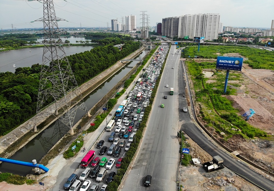 Cảnh đoàn xe ùn tắc hàng km ở cửa ngõ phía Nam Hà Nội - 9 Cảnh đoàn xe ùn tắc hàng km ở cửa ngõ phía Nam Hà Nội - 9