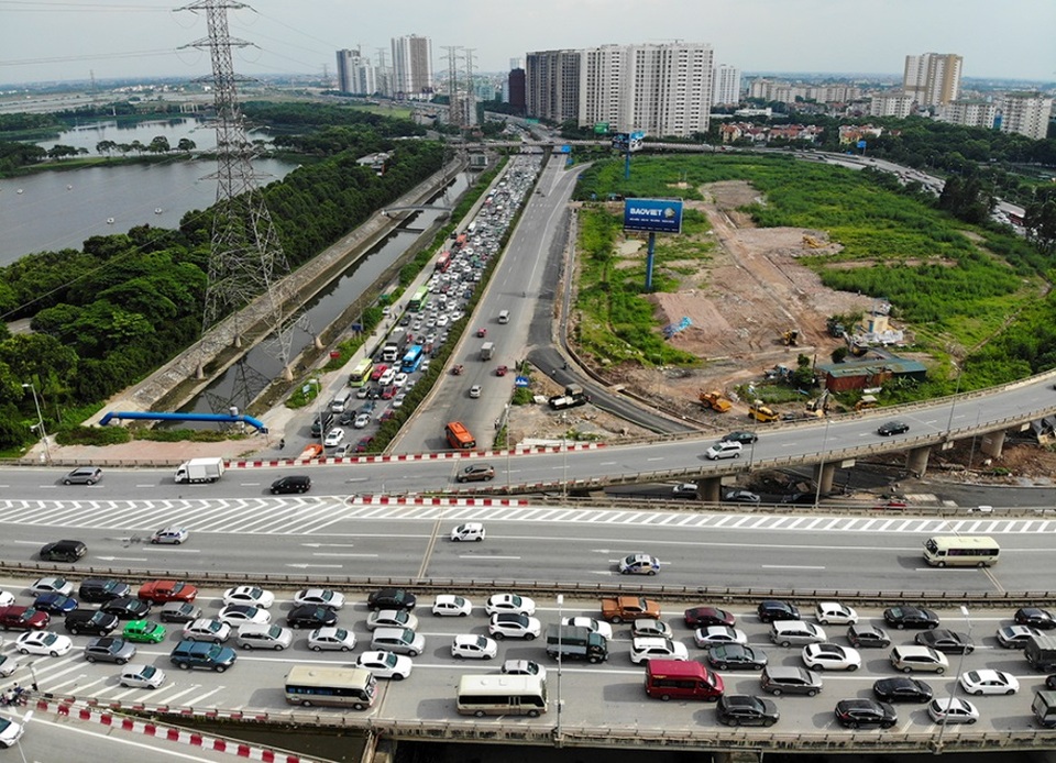 Cảnh đoàn xe ùn tắc hàng km ở cửa ngõ phía Nam Hà Nội - 10 Cảnh đoàn xe ùn tắc hàng km ở cửa ngõ phía Nam Hà Nội - 10